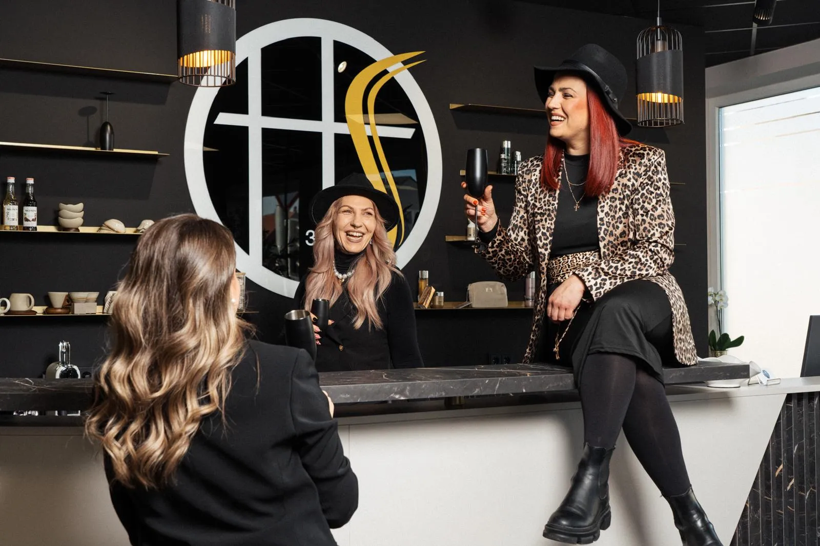 Lachen und Lebensfreude — das Team im Salon-Loungebereich