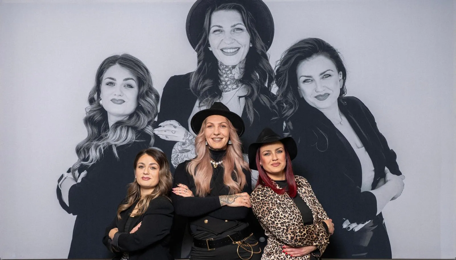 Das Hair Style 3.0 Team vor dem editorial Wandbild im Salon