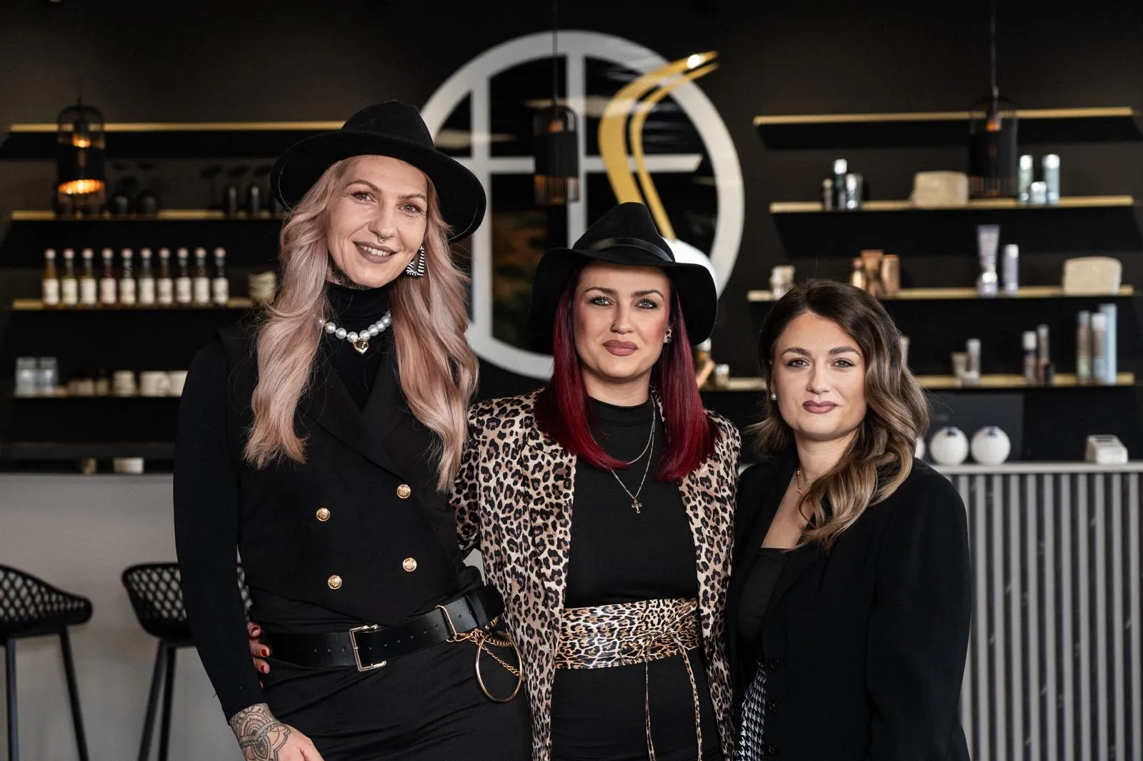 Das Team vor dem Hair Style 3.0 Signet