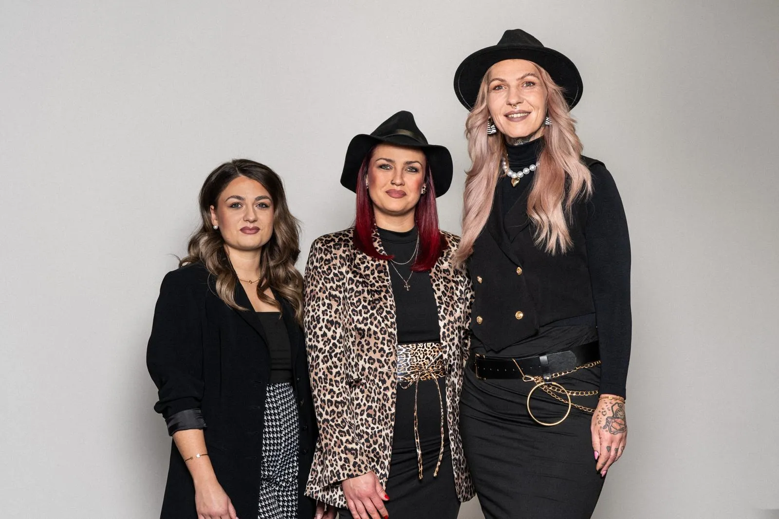 Studio-Gruppenportrait des Hair Style 3.0 Teams