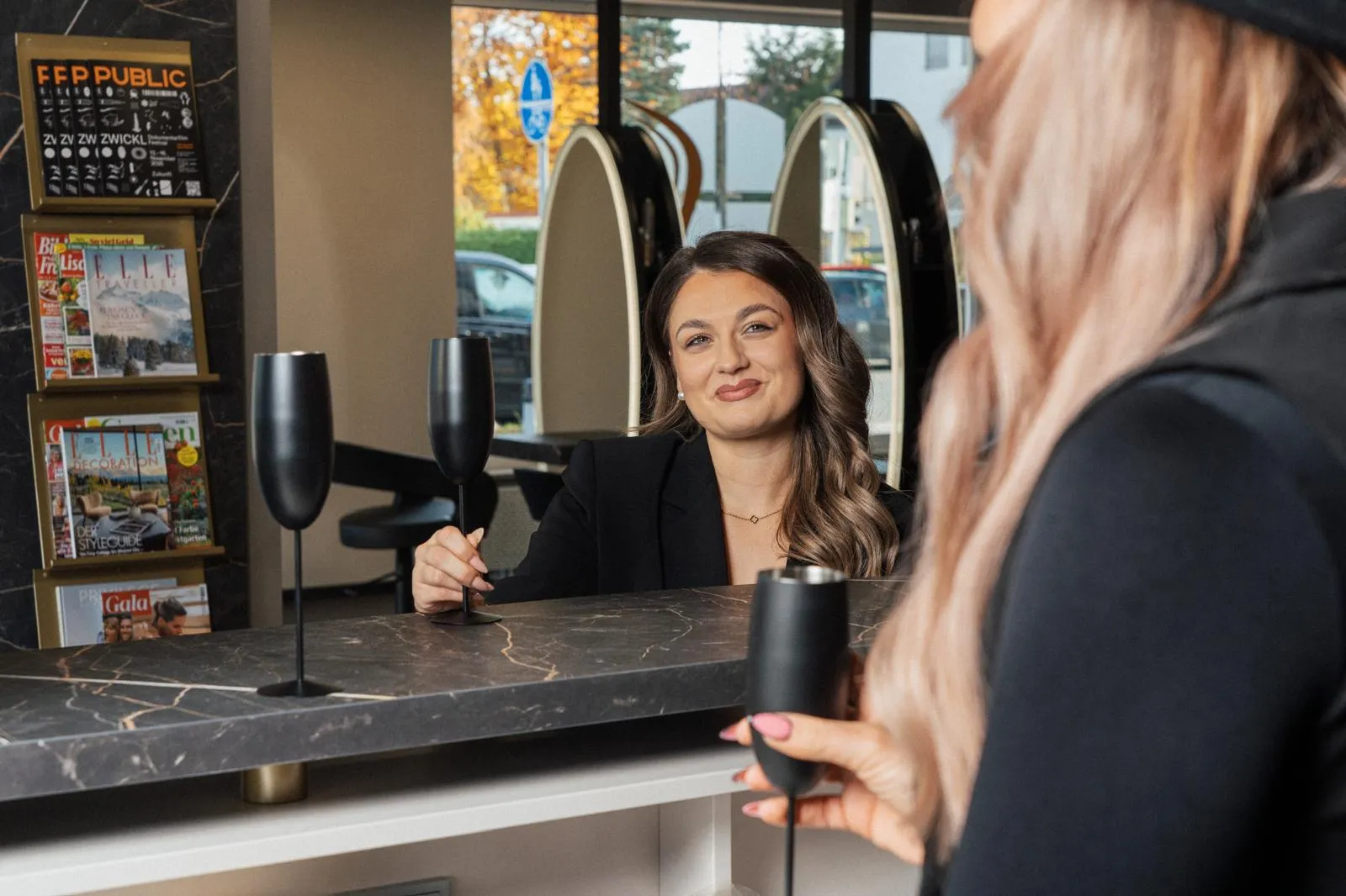 Stiller Moment am Salontresen mit Magazinen